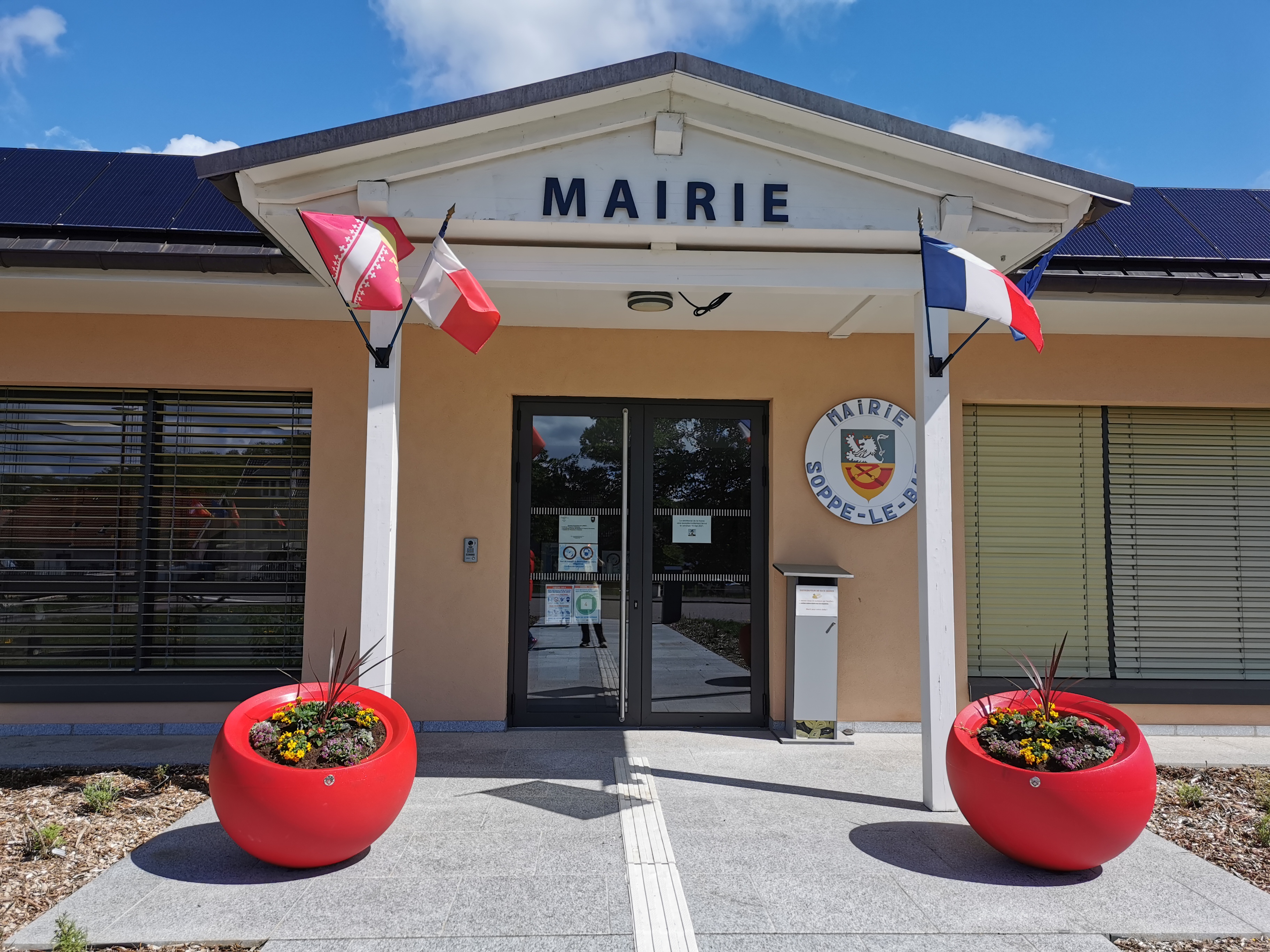 Plantation devant la mairie 2021 6